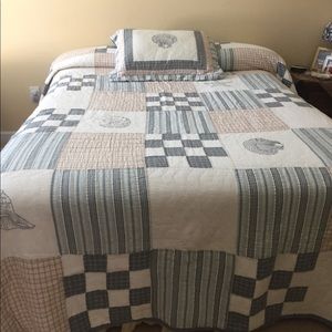 Queen size comforterS (2)